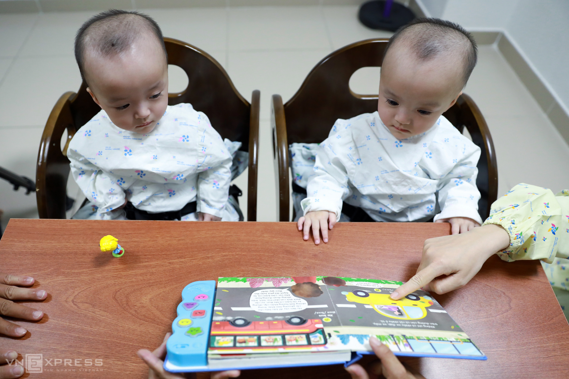 After physical exercise, the girls move on to language therapy to develop their communication, pre-reading, and pre-writing skills. These exercises take about 10 minutes. 4335 twin 5