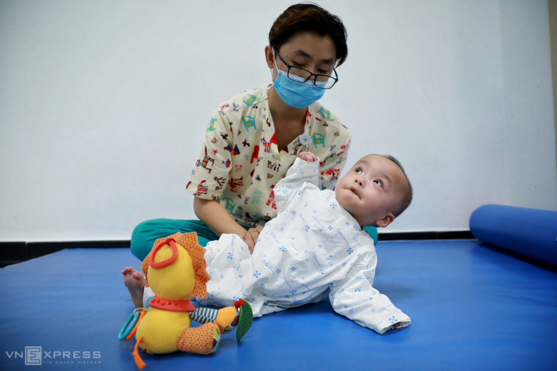 A physical therapist helps Truc Nhi sit up by herself and stretch her pelvic muscles. 4651 twin 7