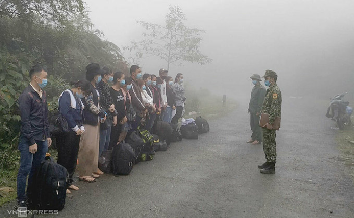 A group of 14 Vietnamese, who illegally entered Vietnam from China, were caught by border guards in Ha Giang Province, September 17, 2020. Photo by VnExpress/Phan Sai Min. 5753 entry