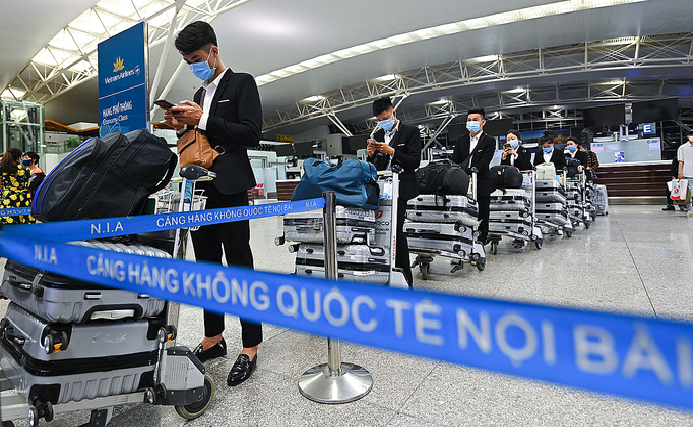 Passengers wait at Noi Bai Airport in Hanoi to board a flight to Japan's Tokyo, September 19, 2020. Photo by VnExpress/Giang Huy. 2659 flight