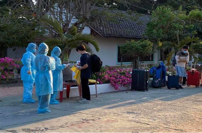 Guests enter a lodging facility in HCMC used as a paid quarantine center. Vietnam will set up at least 10,000 more quarantine rooms – PHOTO: TNO 3007 quarantine
