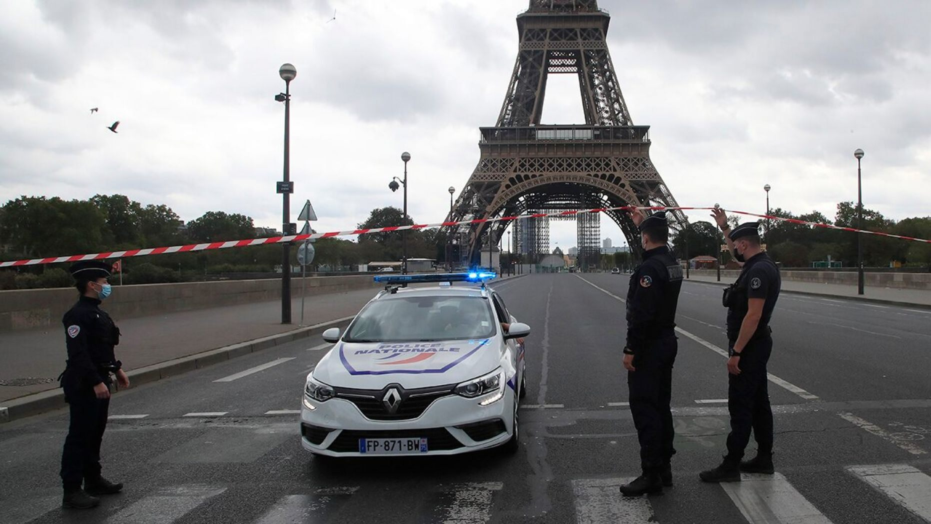 eiffel tower briefly evacuated after bomb hoax