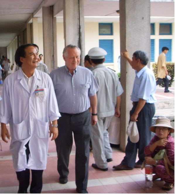 Tỉ phú Chuck Feeney thăm một bệnh viện tại Việt Nam - Ảnh: Quỹ Đại Tây Dương 2418 billionaire