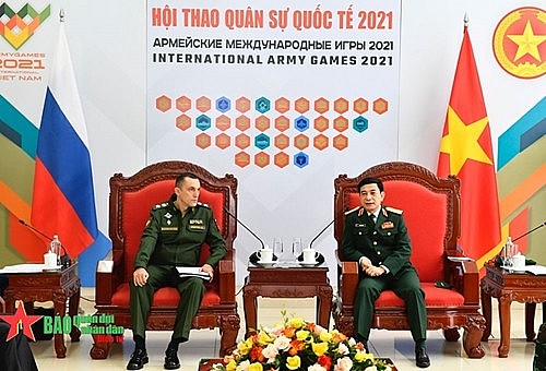 General Phan Van Giang (right) receives Russian Deputy Defense Minister Aleksey Yurievich Krivoruchko. General Phan Van Giang (right) receives Russian Deputy Defense Minister Aleksey Yurievich Krivoruchko.