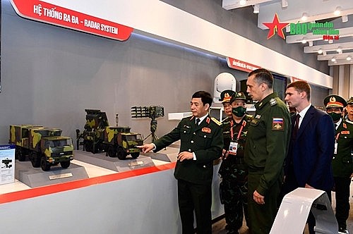 The two defense leaders visit the weaponry and military equipment exhibition area held in the framework of the Army Games in Vietnam. The two defense leaders visit the weaponry and military equipment exhibition area held in the framework of the Army Games in Vietnam.
