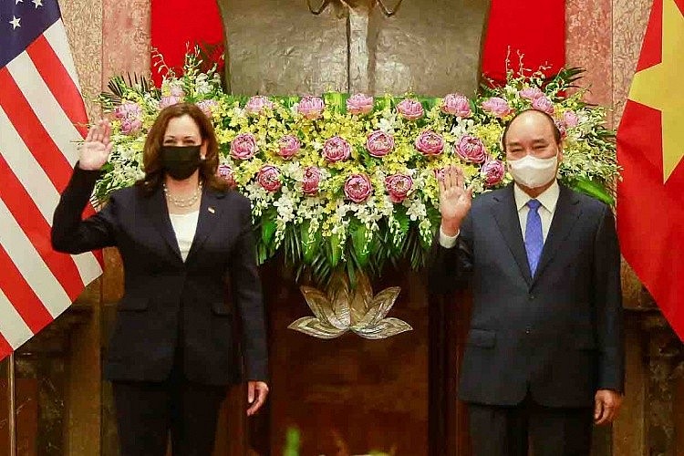 U.S. Vice President Kamala Harris (L) meets wit Vietnam's President Nguyen Xuan Phuc in Hanoi, August 25, 2021. Photo by The World and Vietnam Report U.S. Vice President Kamala Harris (L) meets wit Vietnam's President Nguyen Xuan Phuc in Hanoi, August 25, 2021. Photo by The World and Vietnam Report