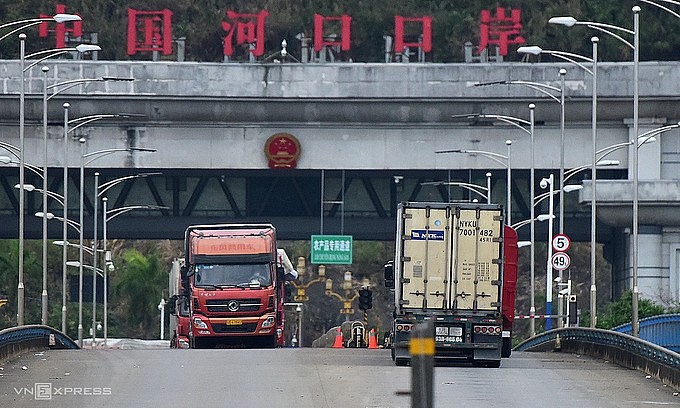 Containers at the Kim Thanh Border Gate No.2 in the northern province of Lao Cai, February 2020. Photo by VnExpress/Giang Huy. Containers at the Kim Thanh Border Gate No.2 in the northern province of Lao Cai, February 2020. Photo by VnExpress/Giang Huy.