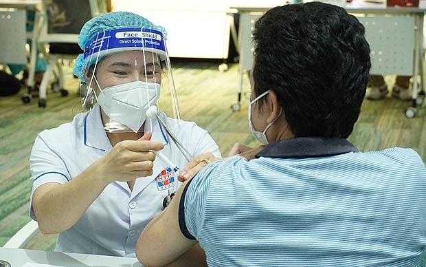 A medical worker gives COVID-19 vaccine shot to a man in HCM City. (Photo: VNA) A medical worker gives COVID-19 vaccine shot to a man in HCM City. (Photo: VNA)