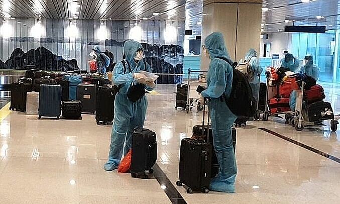 Passengers wait to get their luggage after arriving at Van Don Airport in Quang Ninh Province on a flight from Japan, September 4, 2021. Photo by VnExpress Passengers wait to get their luggage after arriving at Van Don Airport in Quang Ninh Province on a flight from Japan, September 4, 2021. Photo by VnExpress