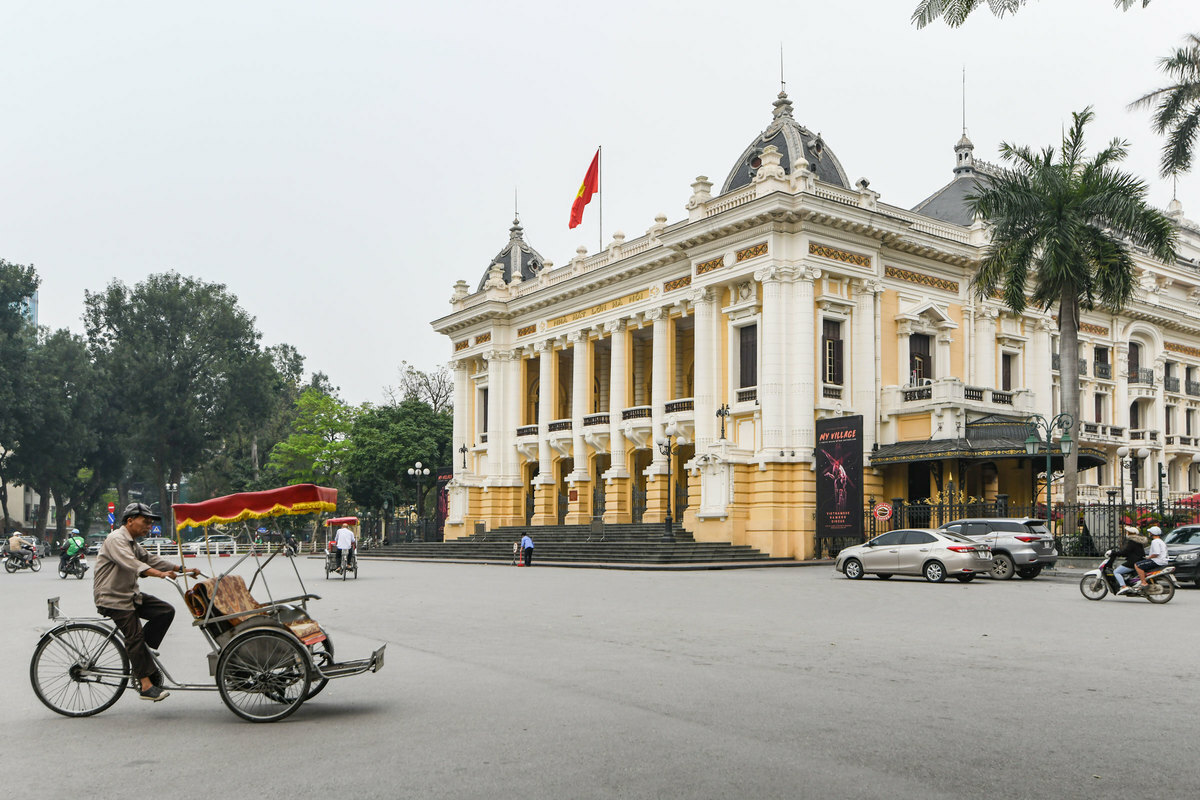 Cyclos have rare access to the main streets and photography spots, as in front of the Hanoi Opera House, but there are few customers wanting a ride. 0957 house