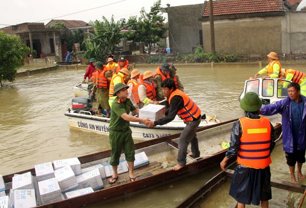 Police of Quang Binh province deliver supplies to flood-hit residents in Son Thuy commune of Le Thuy district, Quang Binh province (Photo: VNA) 1348 flood