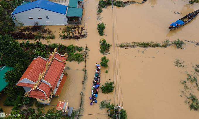 With most streets flooded, residents in Hue in central Vietnam travel by boats, October 11, 2020. Photo by VnExpress/Vo Thanh. 1709 hue city