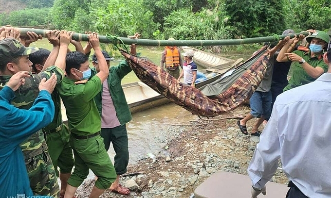 The body of a hydropower plant construction worker is carried out of the jungle in a hammock in Thua Thien-Hue Province, October 14, 2020. Photo by VnExpress 1302 body