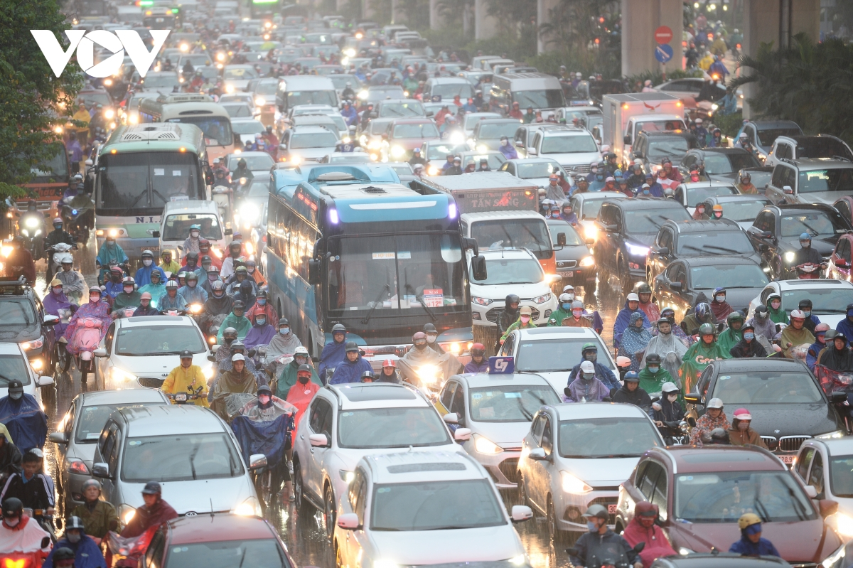 Heavy rains caused traffic chaos in the capital as a lot of people took detour to avoid several submerged streets. The most severely congested streets were Nguyen Trai - Tay Son, Lang - Truong Chinh, Nguyen Chi Thanh - Tran Duy Hung. 1909 streets