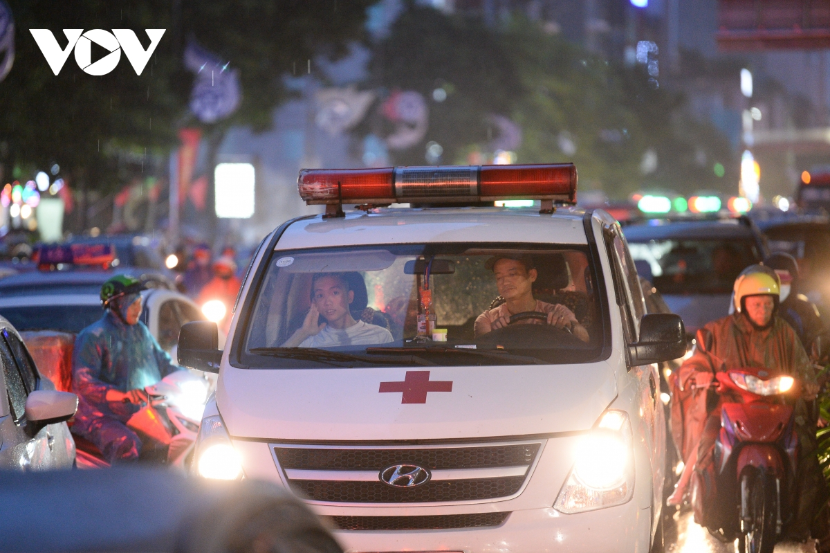 An ambulance car is stuck in traffic for hours 2741 car