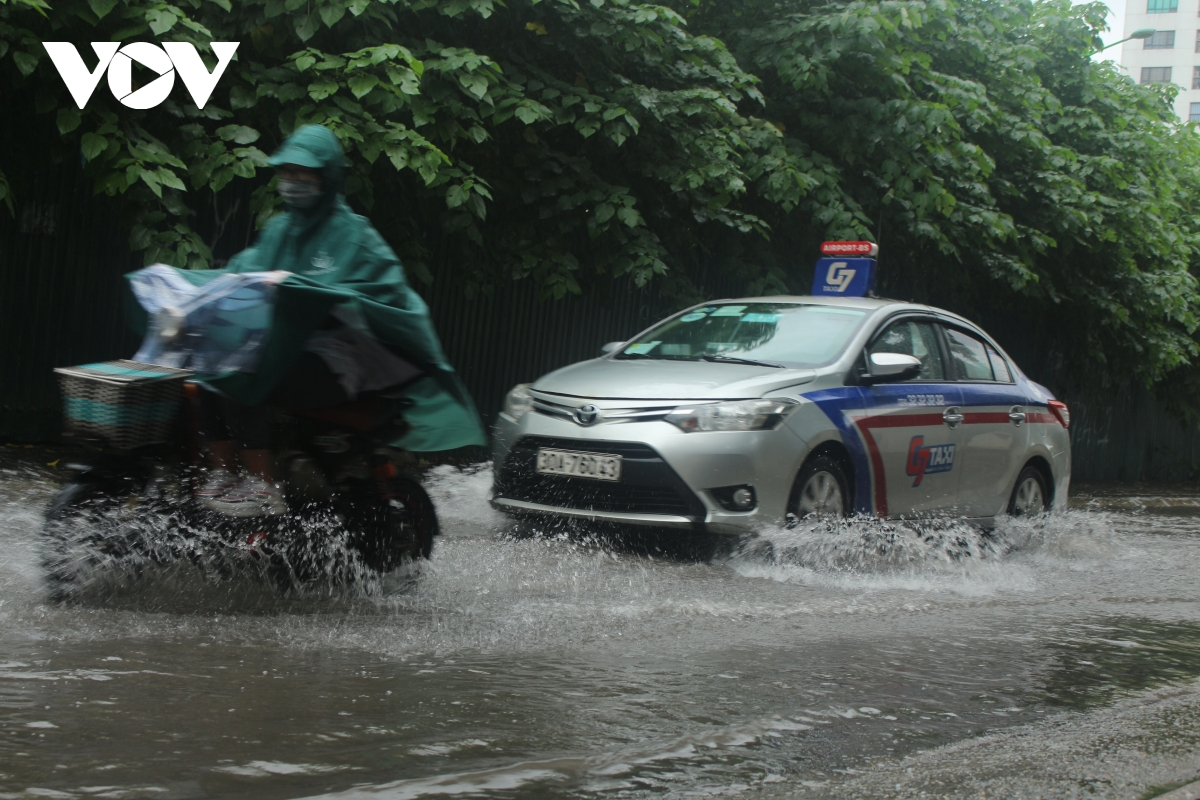 Nangka, packing wind speeds of up to 100 kilometers per hour (62 miles per hour), will trigger heavy rains of up to 400 millimeters in parts of northern and central Vietnam from October 14-16. 3643 flooded street 2