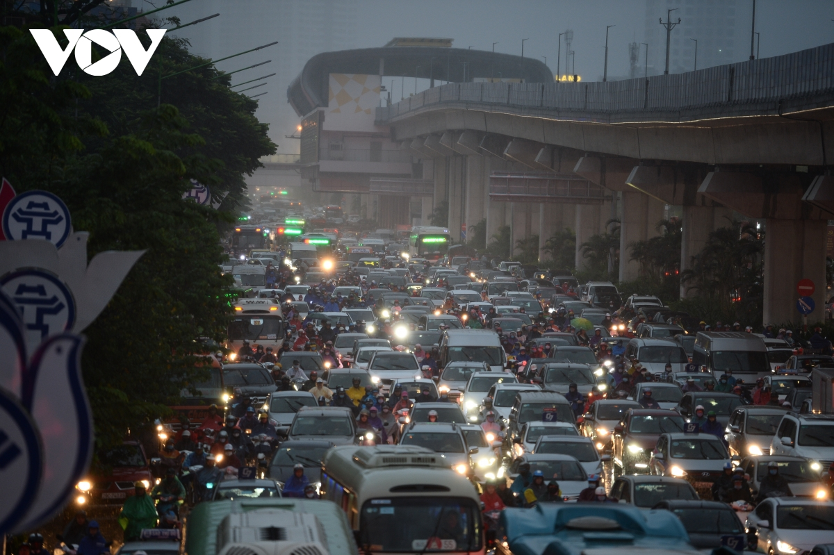 hanoi heavy rains cause serious congestion during rush hour