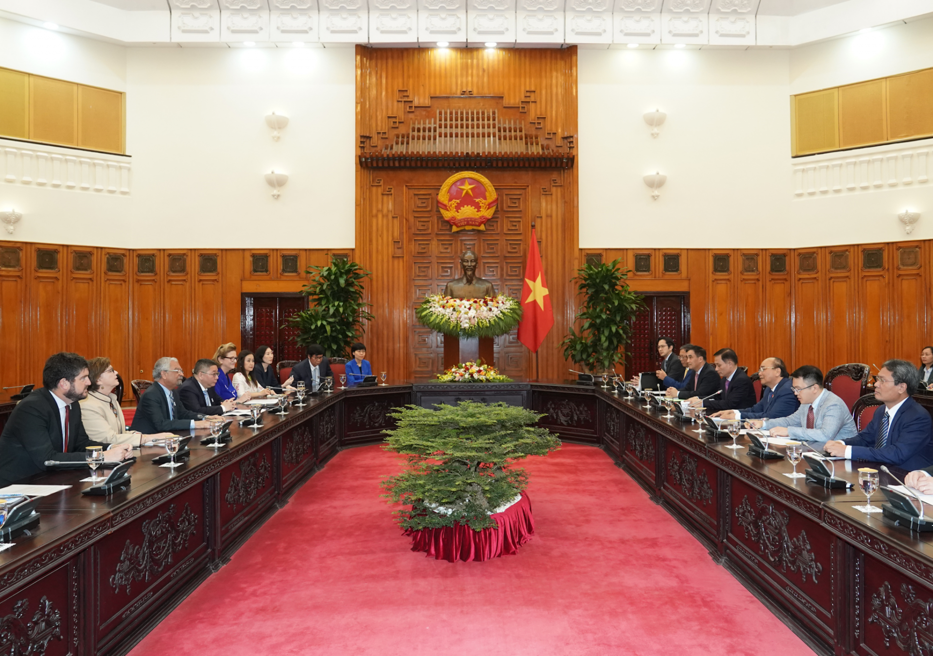 Prime Minister Nguyen Xuan Phuc hosts reception for a delegation of the UN organizations in Viet Nam, led by Resident Coordinator Kamal Malhotra at the Government Office in Ha Noi on October 21, 2020. Photo: VGP 5512 meeting