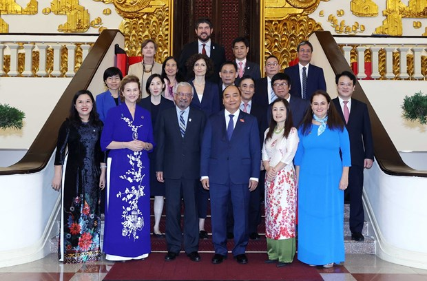 Prime Minister Nguyen Xuan Phuc (front, third, right), UN Resident Coordinator Kamal Malhotra (front, third, left) and other UN and Vietnamese officials at the meeting on October 21 (Photo: VNA) 5603 pm