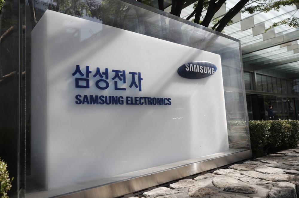 A logo of Samsung Electronics is seen outside of Samsung Electronics Seocho building in Seoul, South Korea, Sunday, Oct. 25, 2020. Lee Kun-Hee, the ailing Samsung Electronics chairman who transformed the small television maker into a global giant of consumer electronics, has died, a Samsung statement said Sunday. He was 78. (AP Photo/Lee Jin-man) 0030 logo