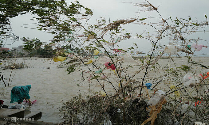 Strong winds over a flooded area in Quang Binh Province due to impacts of Storm Saudel, October 25, 2020. Photo by VnExpress/Ngoc Thanh. 4450 storm