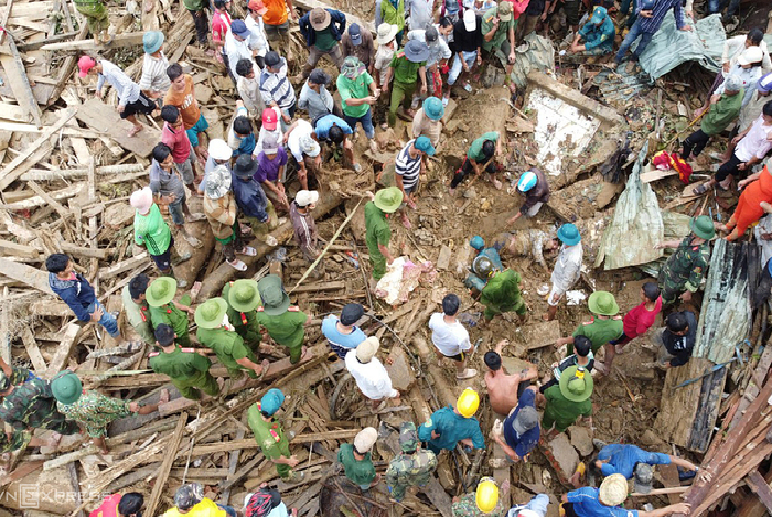 Police officers, soldiers and local residents in Nam Tra My District, Quang Nam Province cooperate to find survivors of a landslide in Tra Leng Commune, October 29, 2020. Photo by VnExpress/Dac Thanh. 5100 landslides