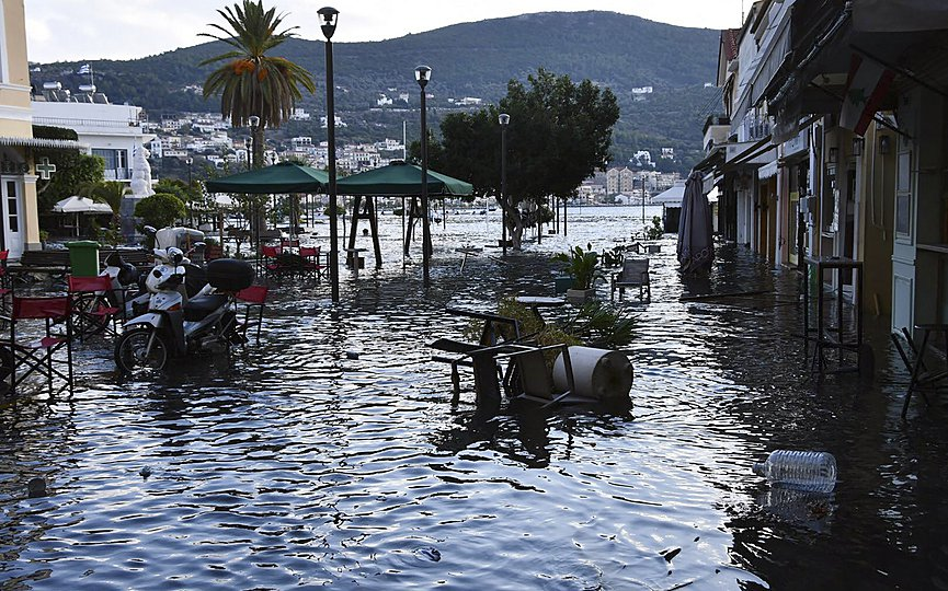 Seawater covers floods a square after an earthquake at the port of Vathi on the eastern Aegean island of Samos, Greece, Friday, Oct. 30, 2020. (AP Photo/Michael Svarnias) 2349 flood