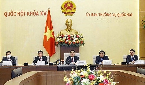 National Assembly Chairman Vuong Dinh Hue (middle) chairs the meeting (Photo: VNA) National Assembly Chairman Vuong Dinh Hue (middle) chairs the meeting (Photo: VNA)