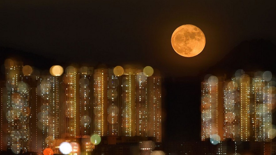 At Hung Hom, the rising of full moon could be found every month thanks to its facing the east. © Kim-pan Dennis Wong/TNC Photo Contest 2021 At Hung Hom, the rising of full moon could be found every month thanks to its facing the east. © Kim-pan Dennis Wong/TNC Photo Contest 2021