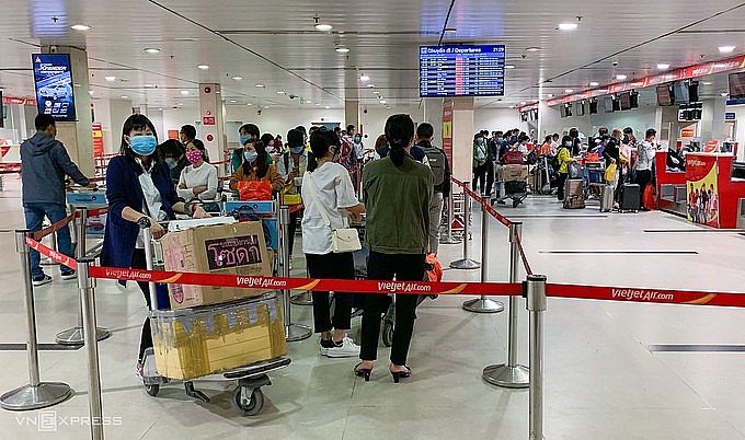 Passengers at Tan Son Nhat Airport in HCMC, February 2021. Photo by VnExpress Passengers at Tan Son Nhat Airport in HCMC, February 2021. Photo by VnExpress