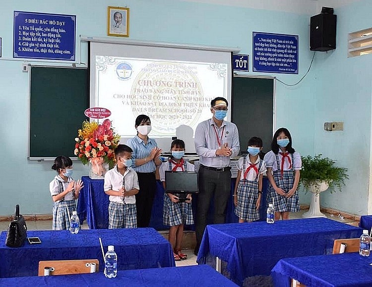 Dong Nai Union of Friendship Organisations Gifts Computers to Needy Children Dong Nai Union of Friendship Organisations Gifts Computers to Needy Children