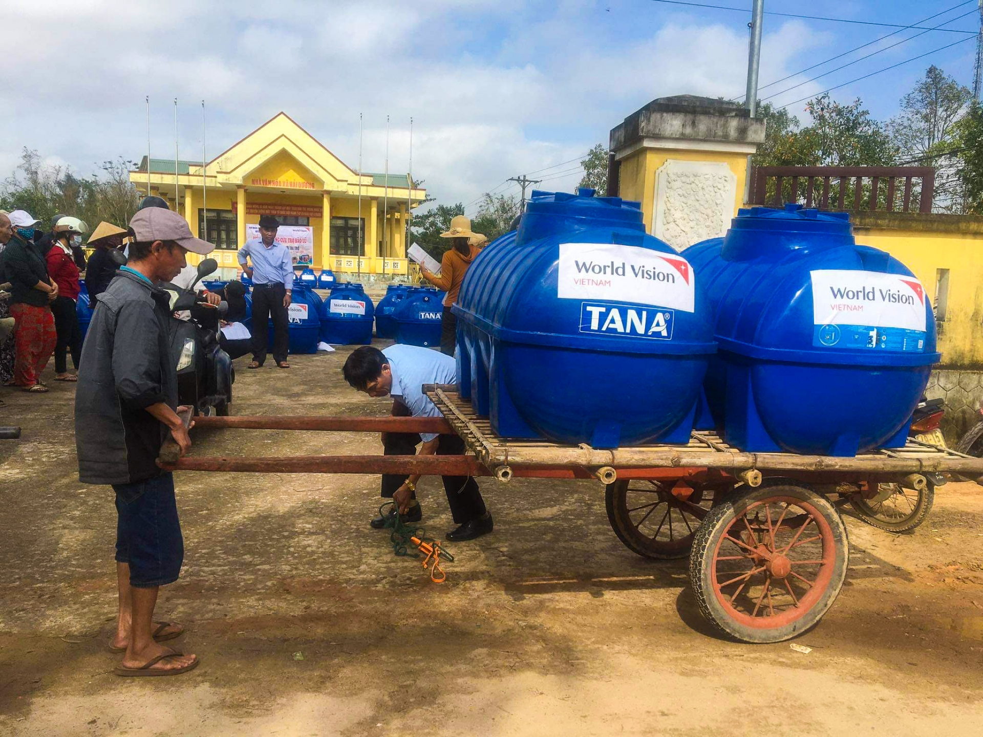 Storage tanks for drinking water for 204 households in Hai Lang district, Quang Tri province. Source: World Vision Vietnam 1631 water tanks