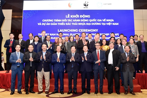 Deputy Prime Minister Trinh Dinh Dung and participants at the launching ceremony of the Viet Nam National Plastic Action Partnership (NPAP) and the “Mitigating marine plastic debris in Viet Nam” project, Ha Noi, December 23, 2020 - Photo: VGP/Nhat Bac 5948 plastic