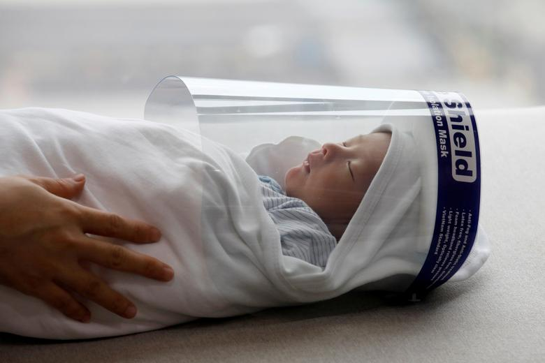 Phuc An in protective shield. Photo by Reuters/ 3420 phuc an