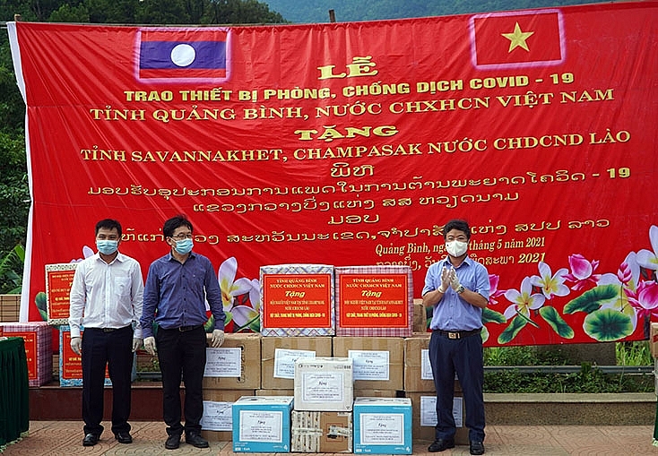 Quảng Bình trao tặng thiết bị chống dịch COVID-19 cho hai tỉnh Sa-vẳn-na-khệt va Chăm-pa-sắc (Lào) Quảng Bình trao tặng thiết bị chống dịch COVID-19 cho hai tỉnh Sa-vẳn-na-khệt va Chăm-pa-sắc (Lào)