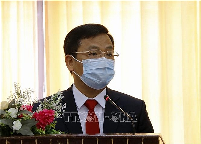 Trưởng Đoàn chuyên gia y tế Việt Nam, Tiến sĩ, Bác sĩ, Vương Ánh Dương báo cáo lãnh đạo Lào tại buổi lễ. Ảnh: Phạm Kiên/PV TTXVN tại Lào Trưởng Đoàn chuyên gia y tế Việt Nam, Tiến sĩ, Bác sĩ, Vương Ánh Dương báo cáo lãnh đạo Lào tại buổi lễ. Ảnh: Phạm Kiên/PV TTXVN tại Lào