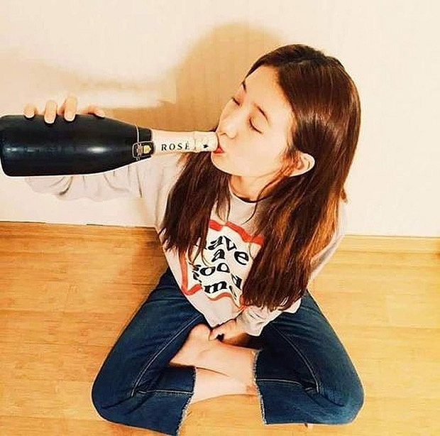 RẦM RỘ HÀNG LOẠT “BẰNG CHỨNG HẸN HÒ” CỦA BLACKPINK ROSÉ VÀ “TÌNH ĐẦU QUỐC D N” SUZY Hàng loạt bằng chứng hẹn hò của Blackpink Rosé và