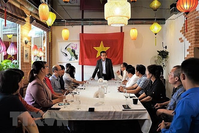 Đại sứ Đặng Minh Khôi gặp gỡ cộng đồng người Việt ở St. Petersburg. (Ảnh: Duy Trinh/TTXVN) Đại sứ Đặng Minh Khôi gặp gỡ cộng đồng người Việt ở St. Petersburg. (Ảnh: Duy Trinh/TTXVN)