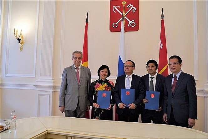 Đại sứ Việt Nam tại Nga Đặng Minh Khôi (ngoài cùng bên phải) chụp ảnh lưu niệm với Chủ tịch Ủy ban Đối ngoại thành phố St. Petersburg Evgheny Grigoriev và 3 cá nhân người Việt được Ủy ban trao bằng khen vì những đóng góp trong việc thúc đẩy quan hệ Nga-Việt. (Ảnh: Duy Trinh/TTXVN) Đại sứ Việt Nam tại Nga Đặng Minh Khôi (ngoài cùng bên phải) chụp ảnh lưu niệm với Chủ tịch Ủy ban Đối ngoại thành phố St. Petersburg Evgheny Grigoriev và 3 cá nhân người Việt được Ủy ban trao bằng khen vì những đóng góp trong việc thúc đẩy quan hệ Nga-Việt. (Ảnh: Duy Trinh/TTXVN)