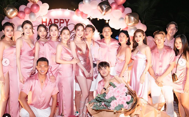 Ngọc Trinh mở tiệc sinh nhật sớm trên bãi biển, chiếm trọn spotlight giữa dàn mỹ nhân của showbiz Việt. Ngọc Trinh mở tiệc sinh nhật cùng