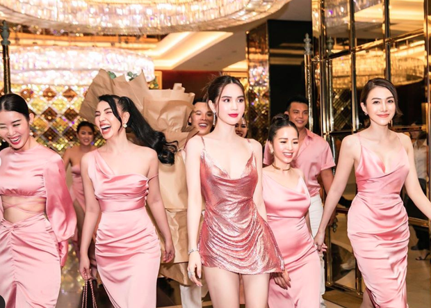 Ngọc Trinh mở tiệc sinh nhật sớm trên bãi biển, chiếm trọn spotlight giữa dàn mỹ nhân của showbiz Việt. Ngọc Trinh mở tiệc sinh nhật cùng