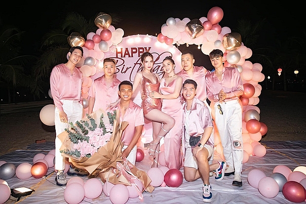 Ngọc Trinh mở tiệc sinh nhật sớm trên bãi biển, chiếm trọn spotlight giữa dàn mỹ nhân của showbiz Việt. Ngọc Trinh mở tiệc sinh nhật cùng