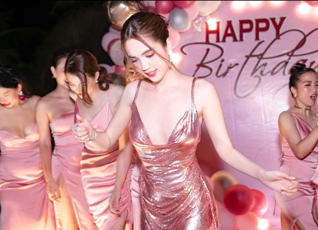 Ngọc Trinh mở tiệc sinh nhật sớm trên bãi biển, chiếm trọn spotlight giữa dàn mỹ nhân của showbiz Việt. Ngọc Trinh mở tiệc sinh nhật cùng