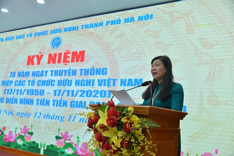 Chủ tịch Liên hiệp các tổ chức hữu nghị thành phố Hà Nội Nguyễn Lan Hương ôn lại truyền thống vẻ vang của công tác đối ngoại nhân nhân.