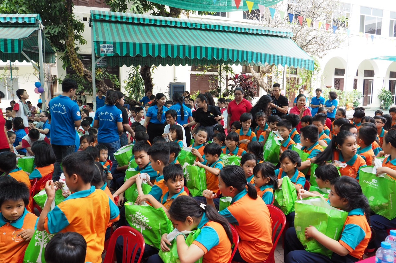 Lãnh sự quán Nam Phi tặng quà Tết cho trẻ em mồ côi, khuyết tật lanh su quan nam phi tang qua tet cho tre em mo coi khuyet tat