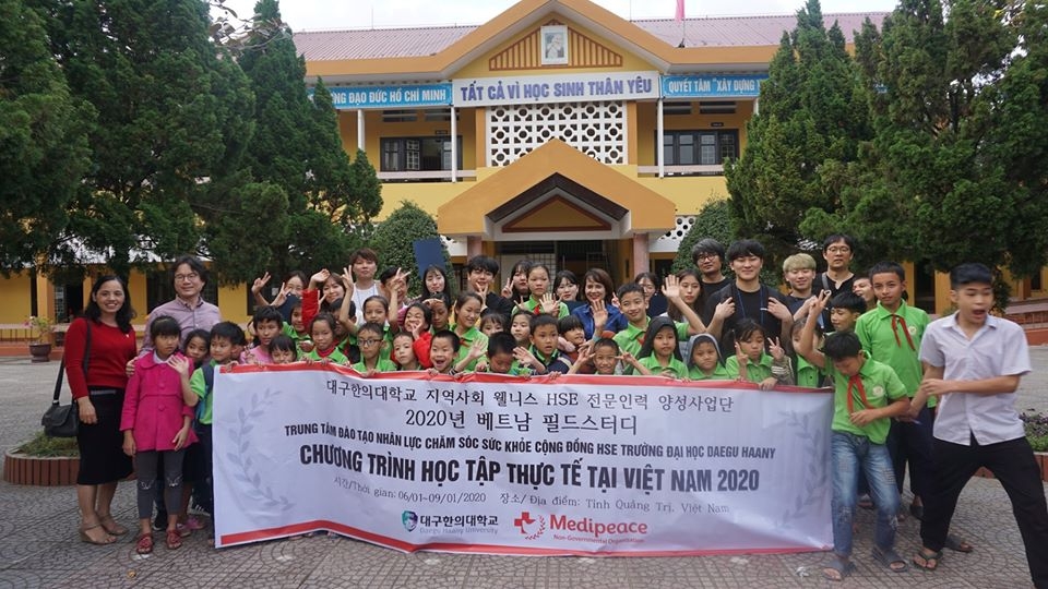 15 thay tro dai hoc han quoc den quang tri giup cai tao truong tre em khuyet tat
