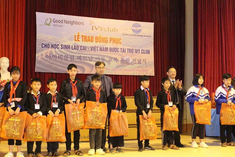GNI trao hơn 26.000 quần áo ấm cho học sinh Lào Cai gni trao hon 26000 quan ao am cho hoc sinh lao cai