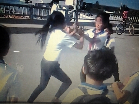 vu nu sinh bi danh hoi dong cac nuoc tri bao luc hoc duong the nao