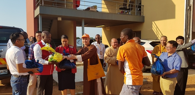 Việt Nam trao 20 tấn lương thực cứu trợ nạn nhân siêu bão Idai tại Mozambique viet nam trao 20 tan luong thuc cuu tro nan nhan sieu bao idai tai mozambique