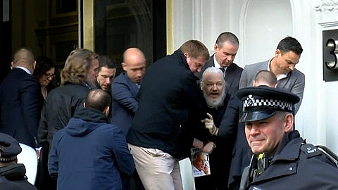 Mỹ chờ dẫn độ người sáng lập WikiLeaks vừa bị bắt tại Anh anh bat giu nguoi sang lap wikileaks chinh phu my cho dan do